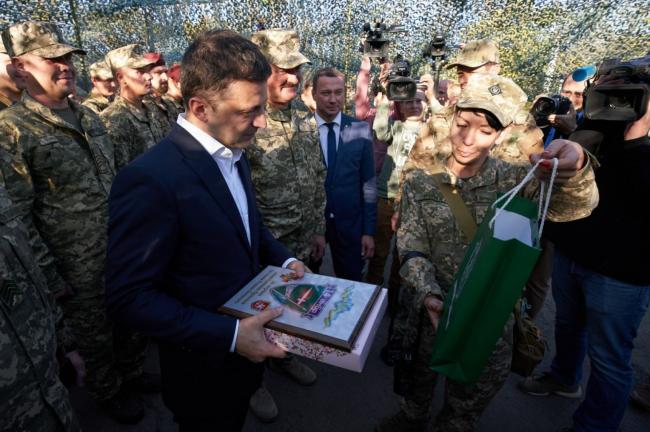 Зеленский вручил государственные награды украинским бойцам на Донбассе (ФОТО)