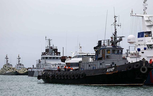 Россия выводит захваченные украинские корабли из Керчи