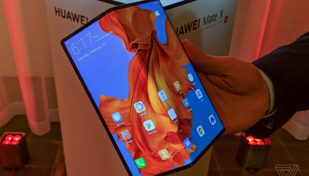 Huawei запустил в продажу гибкий смартфон с 5G