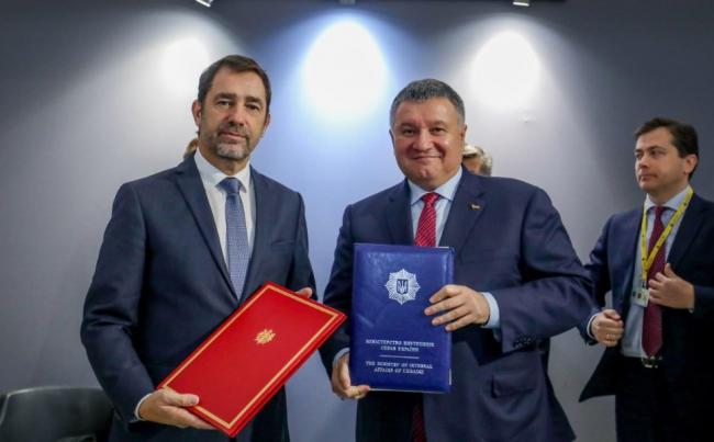 Украина и Франция подписали контракт на покупку 20 катеров для Госпогранслужбы