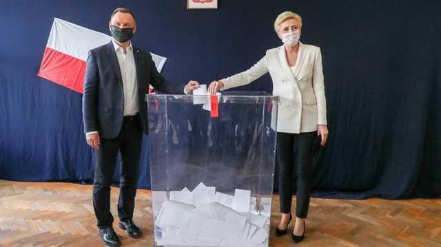 Дуда и мэр Варшавы вышли во второй тур выборов президента Польши