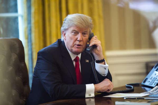 Президент США решил проводить встречи с избирателями по телефону