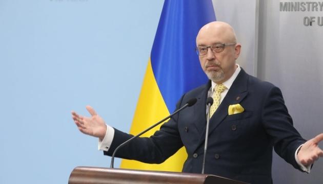 Оснований паковать чемоданы нет, хотя угроза от РФ остается, - глава Минобороны Украины