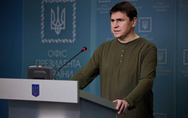 Подоляк назвал "дешевым спектаклем" намерения России обвинить Украину в обстрелах ЗАЭС