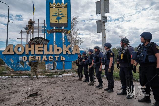 На границе Донецкой и Харьковской областей подняли украинский флаг