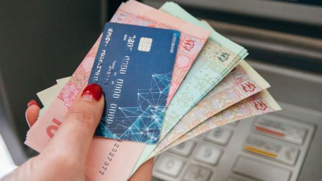 "Наличными, пожалуйста": почему украинцы не платят массово карточками