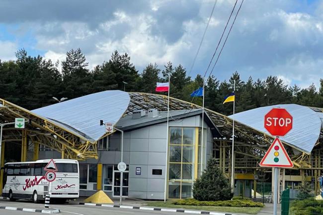 За границей остались 2,4 млн украинцев: количество выезжающих в 2023 году резко сократилось