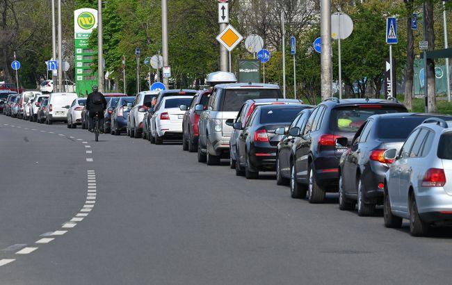 В Украине с сегодняшнего дня за городом авто должны ехать с включенными фарами