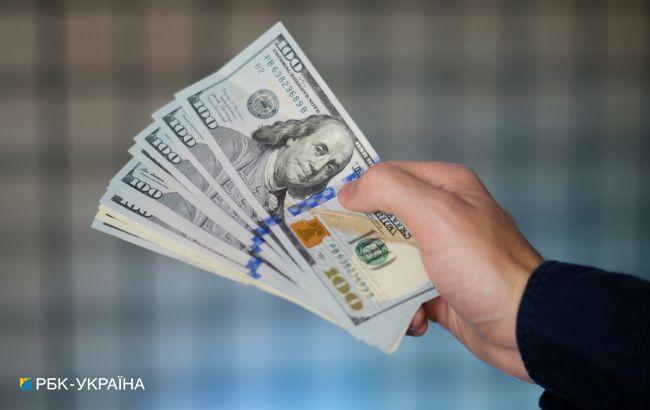 НБУ впервые в истории поднял официальный курс доллара выше 37 гривен