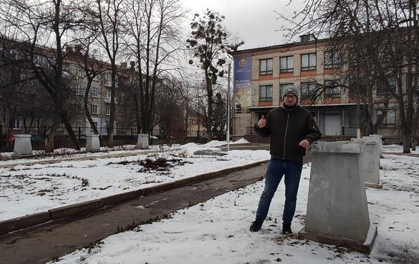 В Харькове демонтировали бюст комсомольцев
