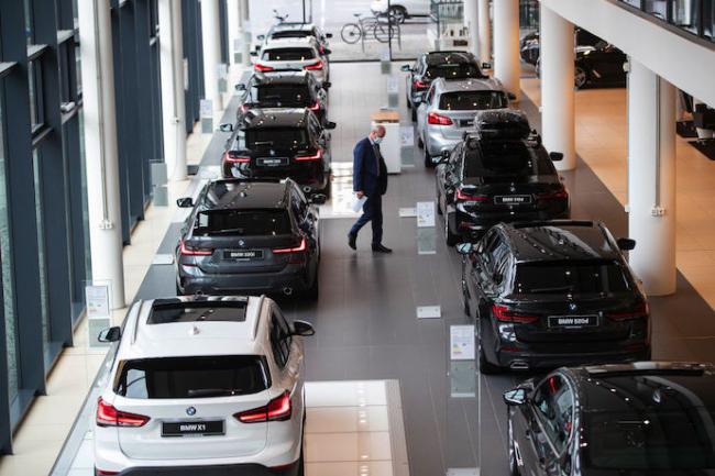 Крупные немецкие автопроизводители попали в "ловушку" из-за недоверия к электромобилям