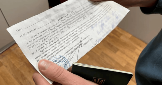 Работодателя могут обязать вручить повестки своим работникам: как это происходит