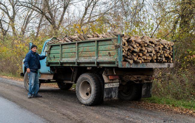 Украинцы смогут получить дополнительные деньги на дрова и уголь