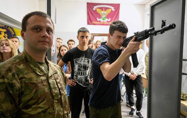 Украинцев будут готовить к нацсопротивлению с 14 лет: в Минобороны раскрыли детали