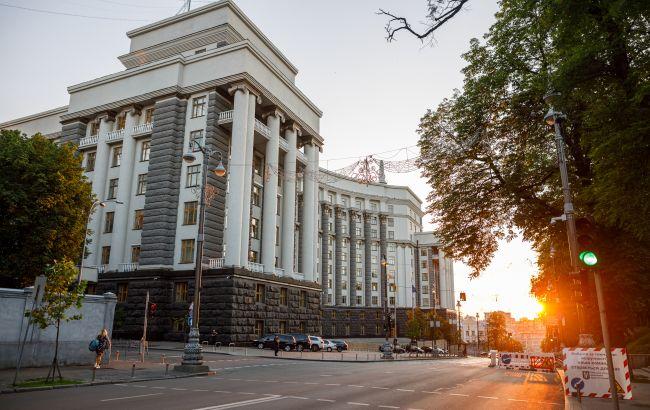 Зарплаты чиновников превысили 60 тысяч гривен