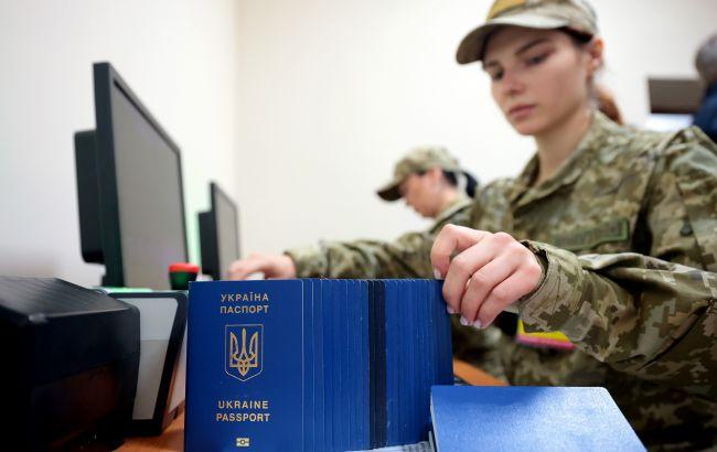 Мужчин в возрасте 18-22 лет уже начали выпускать за границу