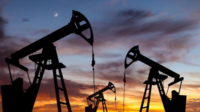 Санкции США против России не удержали цены на нефть от падения третий месяц подряд Санкции США против России не удержали цены на нефть от падения третий месяц подряд