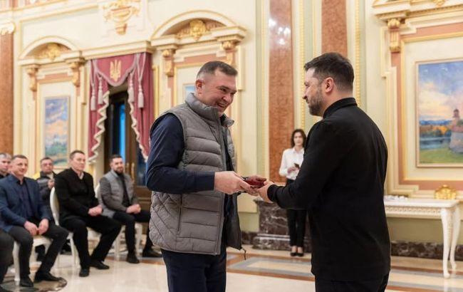 Зеленский наградил энергетиков ДТЭК, которые возвращают свет украинцам после атак РФ