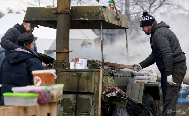 Полсотни мобильных кухонь разворачивают в районах Киева со сложной ситуацией