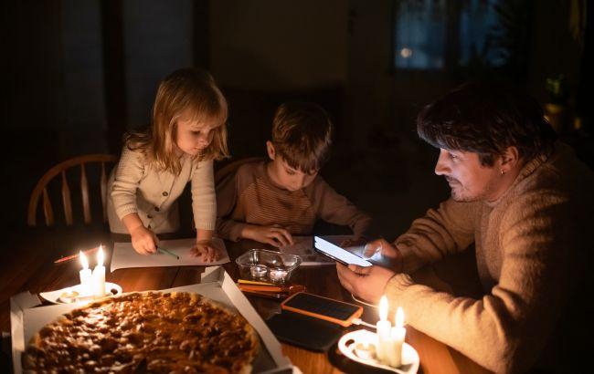 В Киеве снова ввели графики отключений света