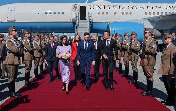 Вице-президент США прибыл в Венгрию за несколько дней до выборов