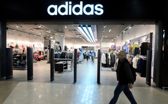 Adidas отчиталась о сильных показателях продаж и прибыли в первом квартале, несмотря на «очень волатильный» рынок