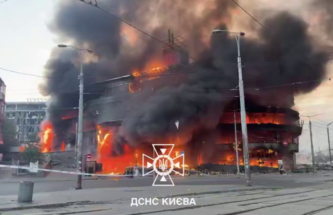 Разрушенный в результате российских ударов бизнес-центр "Лукьяновский" частично демонтируют