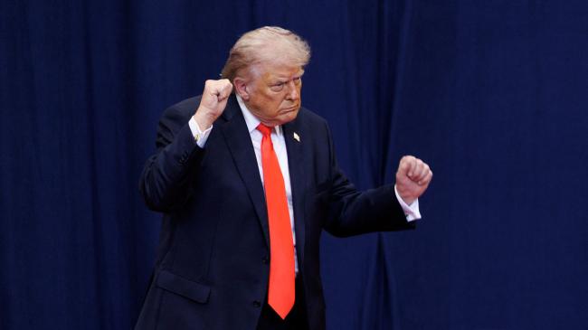 Трамп требует от АЗС немедленно снизить цены на бензин и пригрозил "большими проблемами"