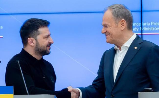 У Навроцкого призвали Туска "найти мужество" окончательно лишить Зеленского ордена